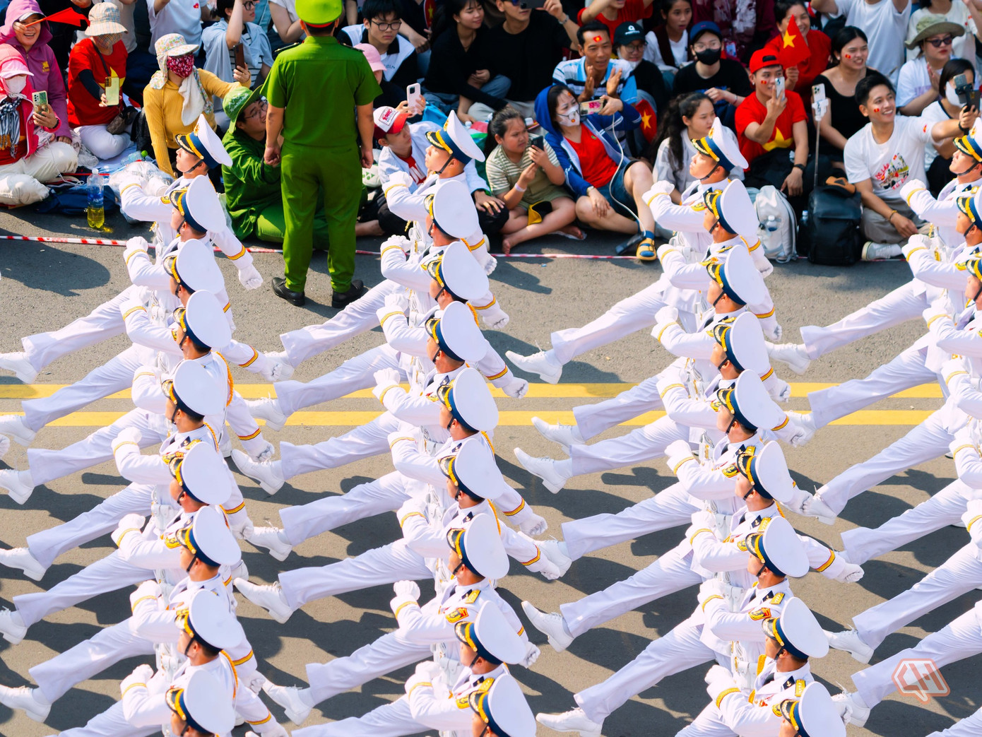 Những bước chân vang vọng hào khí của các khối diễu binh, diễu hành đã in đậm dấu ấn vào ký ức của mỗi người dân đất Việt. Ảnh: Bùi Quốc Hoàng.