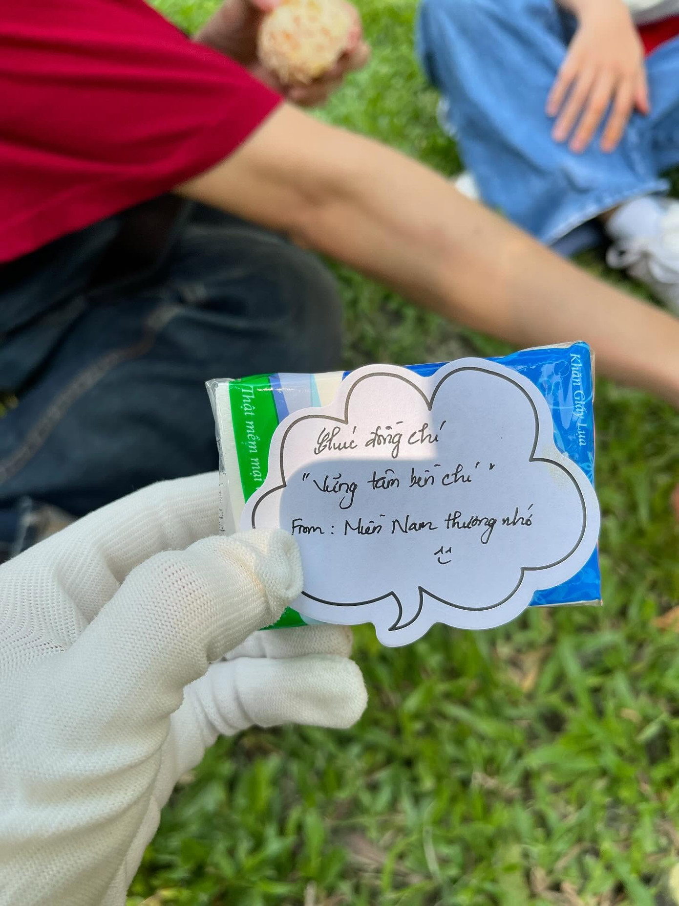 Nữ chiến sĩ trẻ góp sức vào ngày Đại lễ lớn của dân tộc, để lại hình ảnh đẹp trong lòng người dân. Ảnh: @duthle