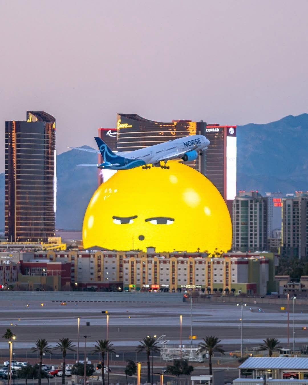 Bức ảnh emoji khổng lồ, liên tục "tỏ thái độ" khi có máy bay ngang qua khiến nhiều người phì cười vì sự trùng khớp đến bất ngờ. Ảnh: @life.on.the.ramp Bức ảnh emoji khổng lồ, liên tục "tỏ thái độ" khi có máy bay ngang qua khiến nhiều người phì cười vì sự trùng khớp đến bất ngờ. Ảnh: @life.on.the.ramp