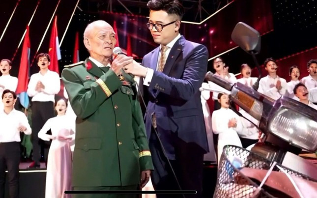 Tinh thần người lính cụ Hồ của cụ Thanh khiến nhiều người ngả mũ thán phục. Ảnh: VTV. Tinh thần người lính cụ Hồ của cụ Thanh khiến nhiều người ngả mũ thán phục. Ảnh: VTV.