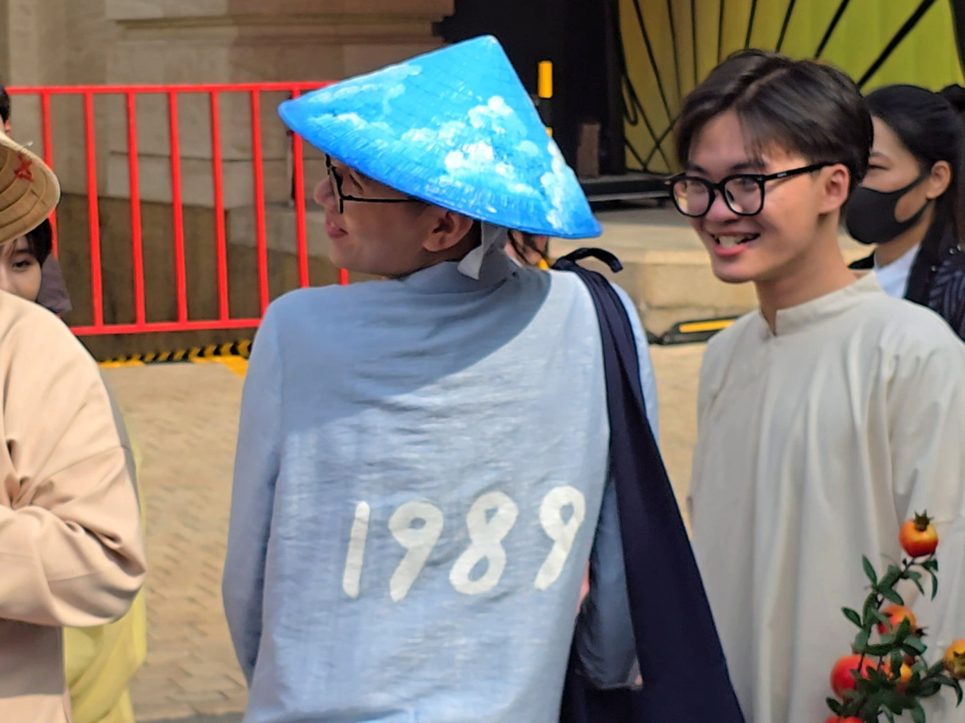 Nhiều bạn trẻ mạnh dạn đầu tư để trang phục có thêm các yếu tố cách điệu thú vị. Ảnh: Tôn Huy.