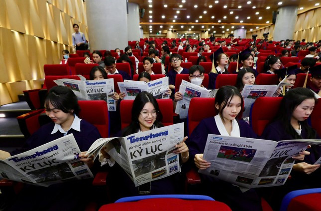 Sinh viên hào hứng tham dự lễ trao học bổng Nâng bước Thủ khoa 2024.