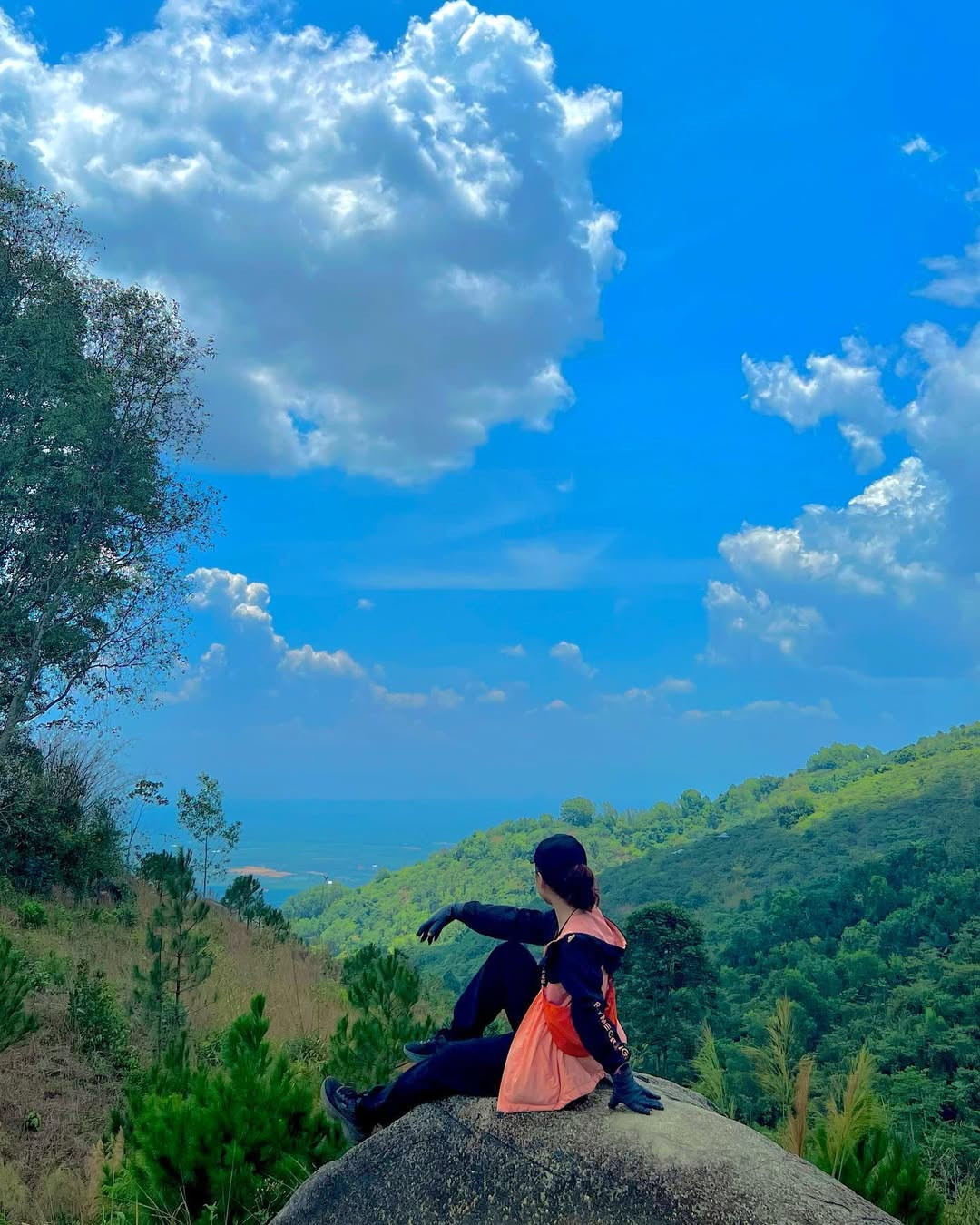 Đứng trên đỉnh núi, phóng tầm mắt ra xa, hội Gen Z sẽ có cơ hội chiêm ngưỡng toàn cảnh thiên nhiên Đồng Nai với những rừng cây xanh mướt và các áng mây bồng bềnh giữa lưng trời. Ảnh: @11th.au, @yating_sj, @punagl.