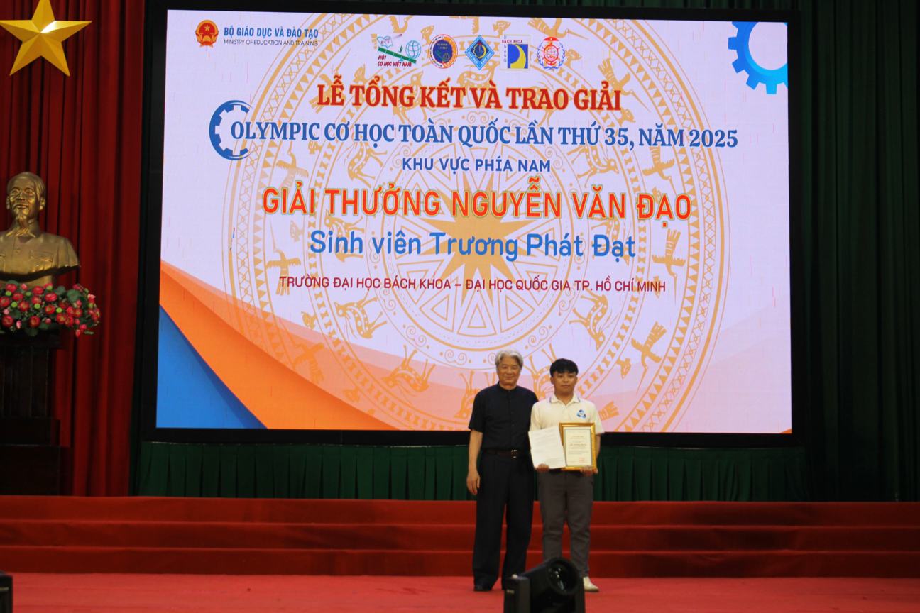 Phát Đạt (sinh viên trường ĐH Bách khoa - ĐHQG TP.HCM) được trao giải thưởng danh giá.