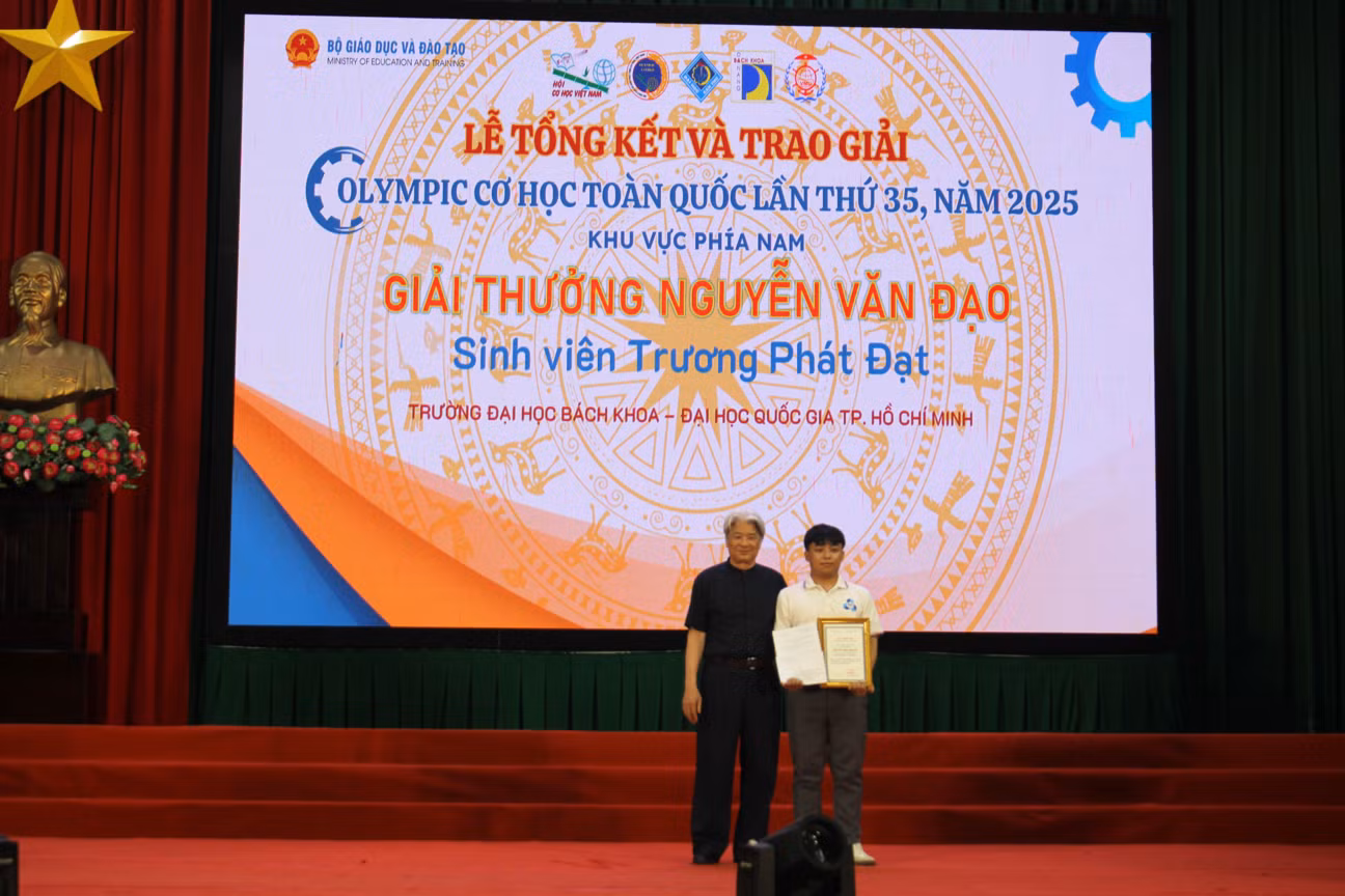 Phát Đạt (sinh viên trường ĐH Bách khoa - ĐHQG TP.HCM) được trao giải thưởng danh giá.