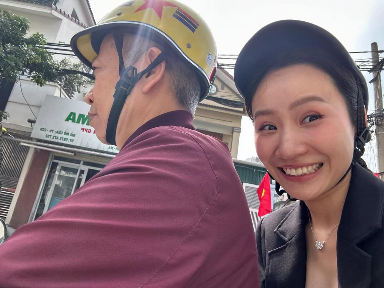 Cô nàng được bố "hộ tống" đi uốn mi khiến nhiều bạn ganh tị vì "thắng đời". Cô nàng được bố "hộ tống" đi uốn mi khiến nhiều bạn ganh tị vì "thắng đời".