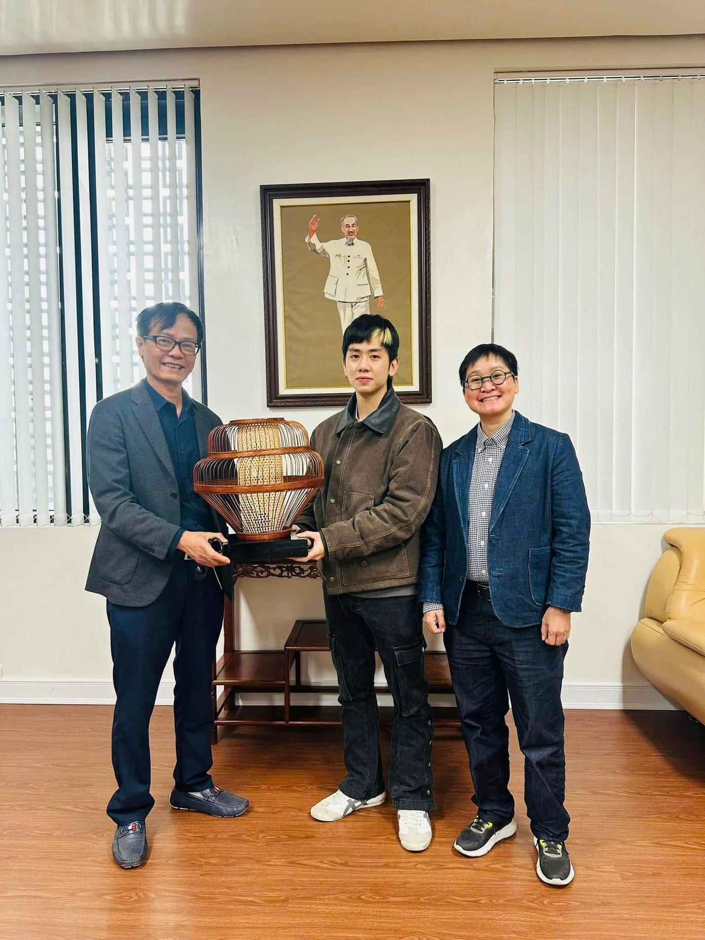 Đức Anh và giảng viên hướng dẫn đã có buổi gặp gỡ với Ban lãnh đạo Bảo tàng Hà Nội. Đức Anh và giảng viên hướng dẫn đã có buổi gặp gỡ với Ban lãnh đạo Bảo tàng Hà Nội.