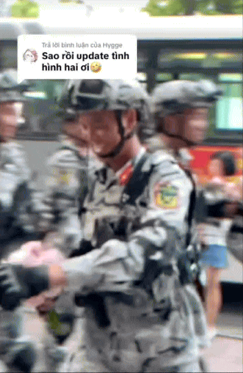 Ngay từ khoảnh khắc cả hai bẽn lẽn, ngại ngùng tặng quà cho nhau, netizen đã bắt đầu "đẩy thuyền" mong Thanh Hiếu và Linh Chi sớm có ngày thành đôi. Ngay từ khoảnh khắc cả hai bẽn lẽn, ngại ngùng tặng quà cho nhau, netizen đã bắt đầu "đẩy thuyền" mong Thanh Hiếu và Linh Chi sớm có ngày thành đôi.