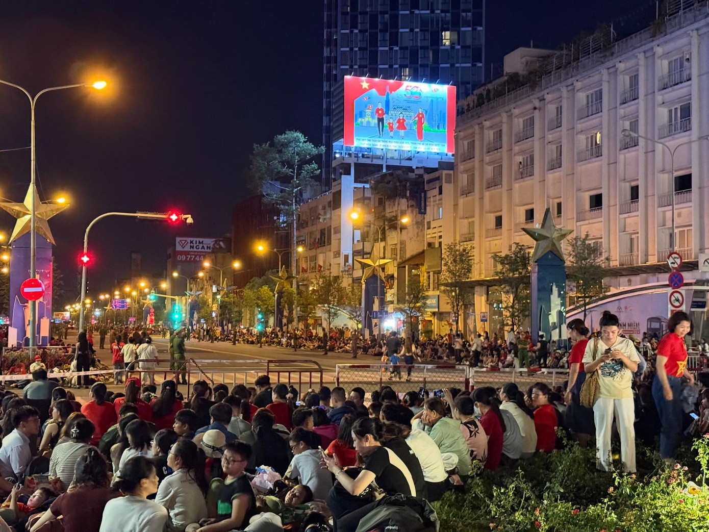 Ngay từ đêm 26/4, hàng nhìn người dân đã tập trung tại các tuyến đường có diễu binh, diễu hành để chờ đợi với tâm trạng háo hức. Ảnh: Ở đâu cũng chụp.