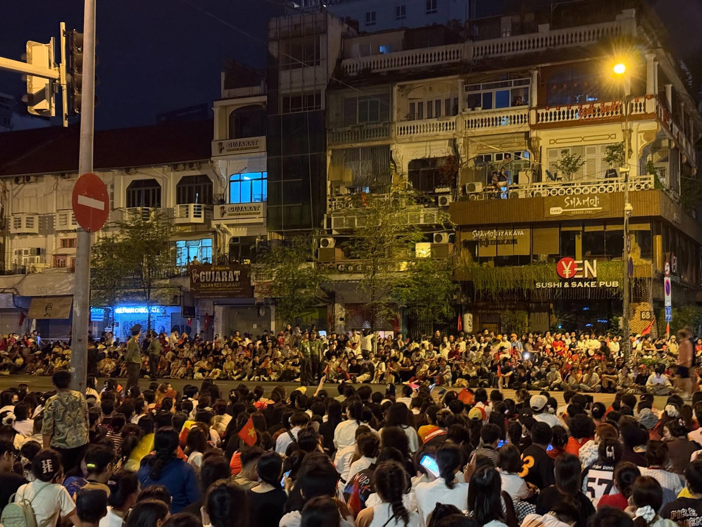 Ngay từ đêm 26/4, hàng nhìn người dân đã tập trung tại các tuyến đường có diễu binh, diễu hành để chờ đợi với tâm trạng háo hức. Ảnh: Ở đâu cũng chụp.