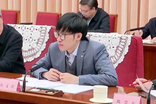 Lương Văn Phong cũng là đại diện duy nhất của lĩnh vực công nghệ được mời đến họp với Thủ tướng Trung Quốc Lý Cường. Lương Văn Phong cũng là đại diện duy nhất của lĩnh vực công nghệ được mời đến họp với Thủ tướng Trung Quốc Lý Cường.