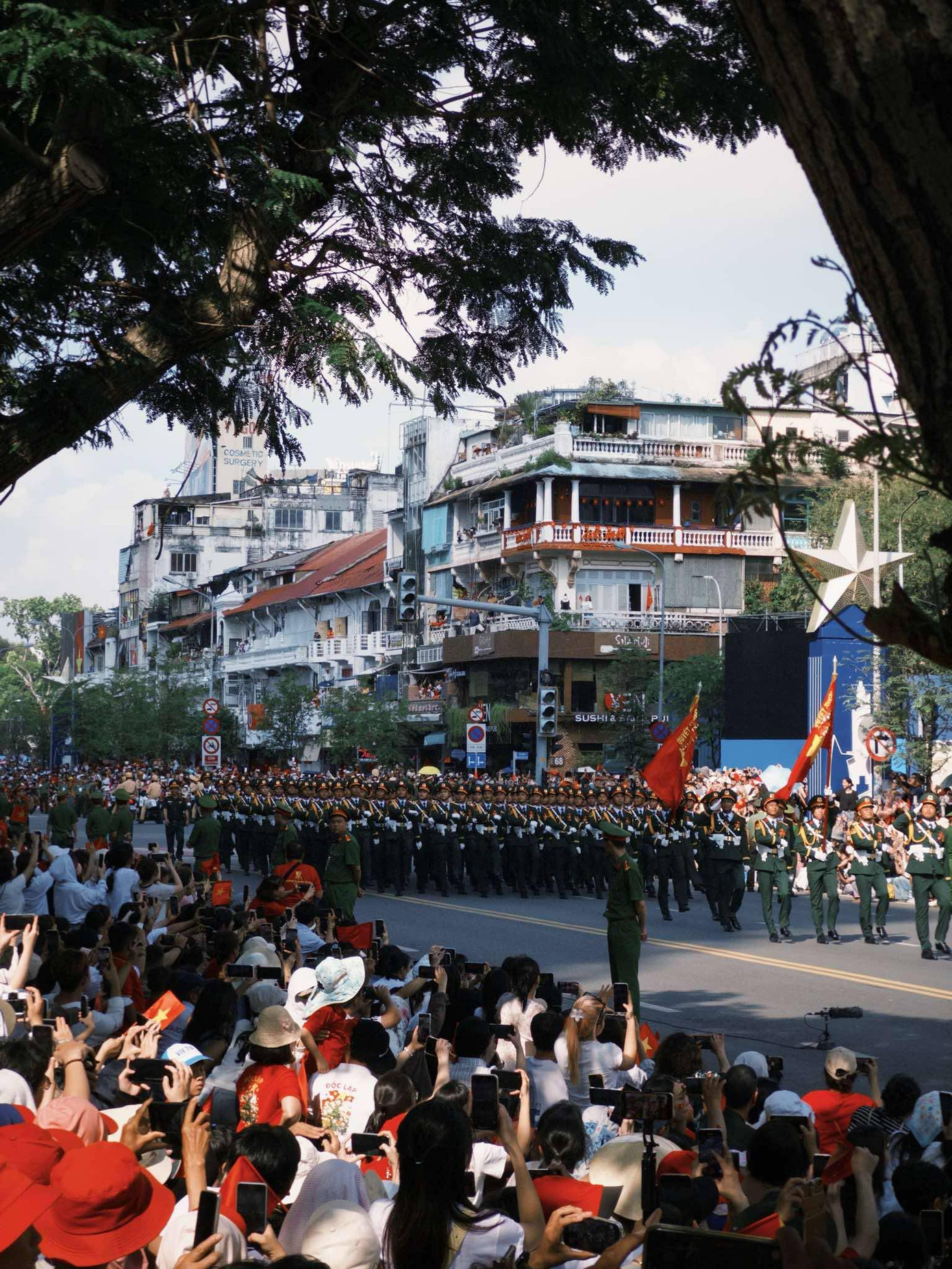 Sắc đỏ của người dân hòa với màu xanh của quân phục đã tao nên nhiều khoảnh khắc thật đẹp trong buổi lễ tổng duyệt. Ảnh: Hiep Le Duc.