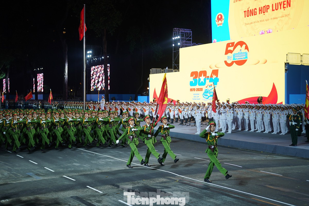 Loạt góc nghiêng &quot;sắc lẹm&quot;, thẳng tắp của đội ngũ duyệt binh khiến mạng xã hội &quot;dậy sóng&quot;. Ảnh: TPO.