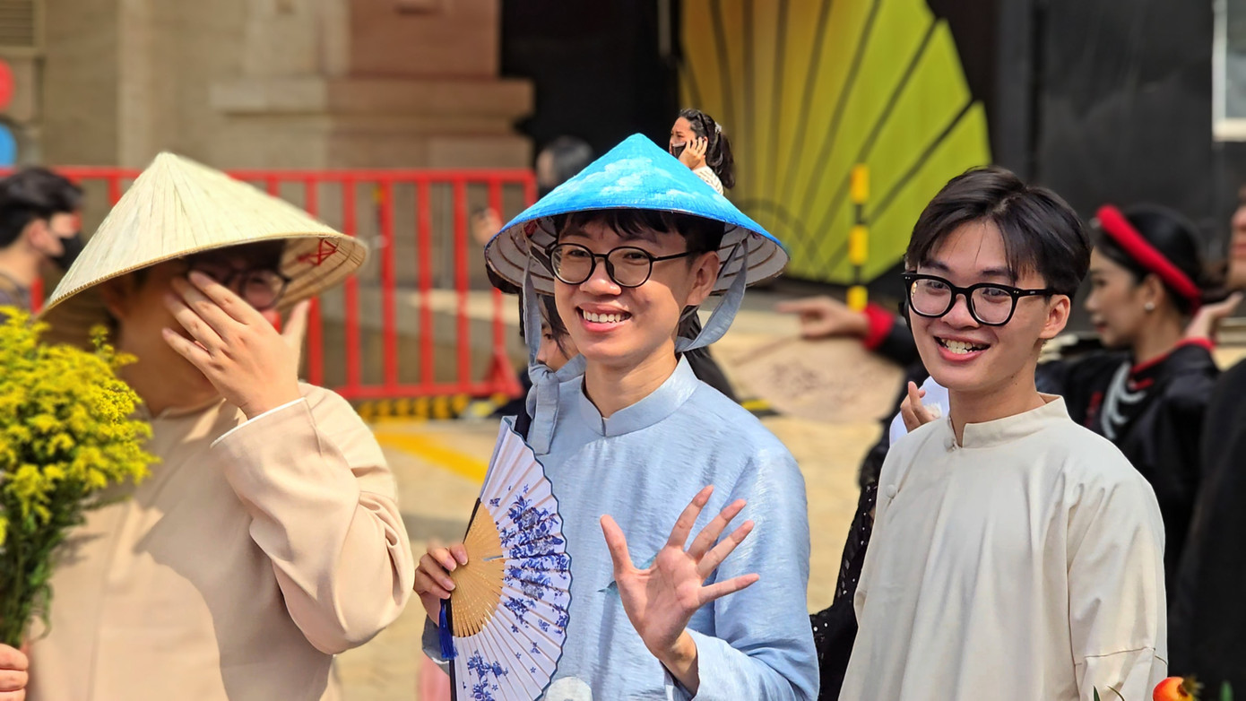 Nhiều bạn trẻ mạnh dạn đầu tư để trang phục có thêm các yếu tố cách điệu thú vị. Ảnh: Tôn Huy.