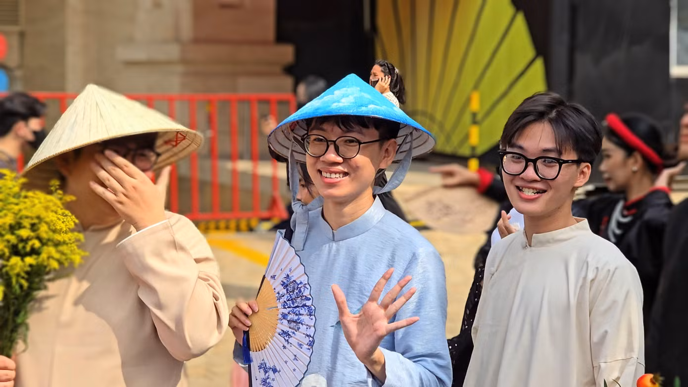Nhiều bạn trẻ mạnh dạn đầu tư để trang phục có thêm các yếu tố cách điệu thú vị. Ảnh: Tôn Huy.