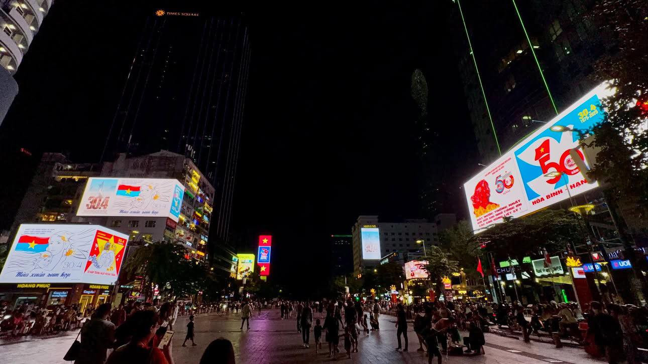 Tất cả như một lời lan tỏa tinh thần tự hào dân tộc qua lăng kính của thế hệ trẻ. Ảnh: Trang Pi và bạn Tuấn Ngọc.