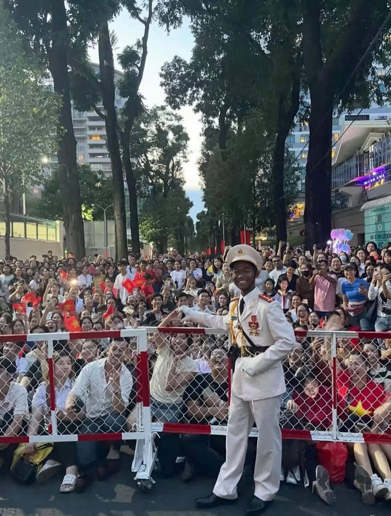 Không ít người đùa rằng, sức hút của các chiến sĩ tham gia diễu binh không hề thua kém sao hạng A. Ảnh: MXH. Không ít người đùa rằng, sức hút của các chiến sĩ tham gia diễu binh không hề thua kém sao hạng A. Ảnh: MXH.