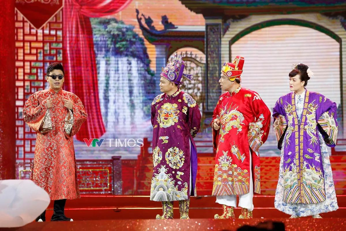 Táo Quân năm nay được cho là thú vị hơn năm ngoái. Táo Quân năm nay được cho là thú vị hơn năm ngoái.