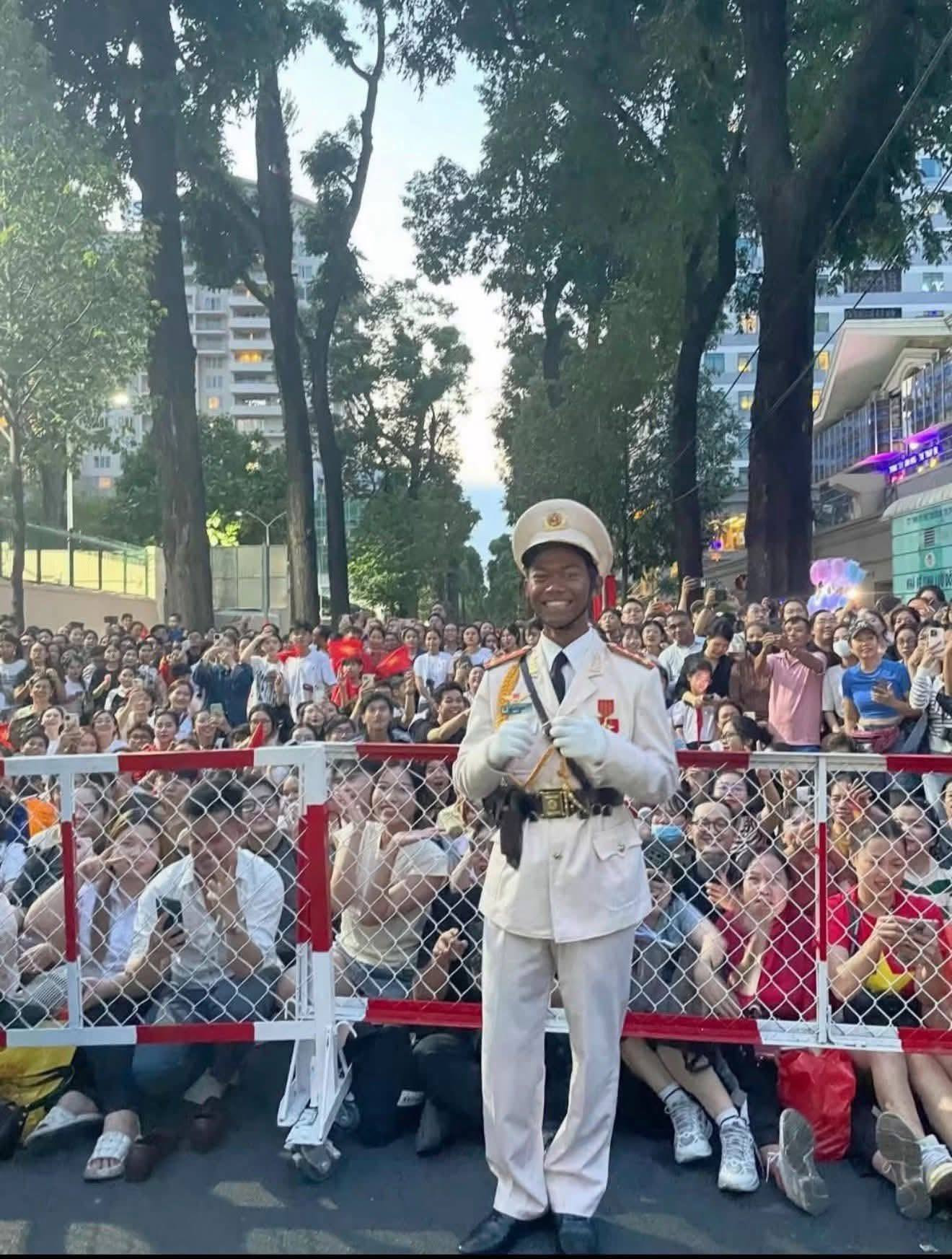 Không ít người đùa rằng, sức hút của các chiến sĩ tham gia diễu binh không hề thua kém sao hạng A. Ảnh: MXH. Không ít người đùa rằng, sức hút của các chiến sĩ tham gia diễu binh không hề thua kém sao hạng A. Ảnh: MXH.