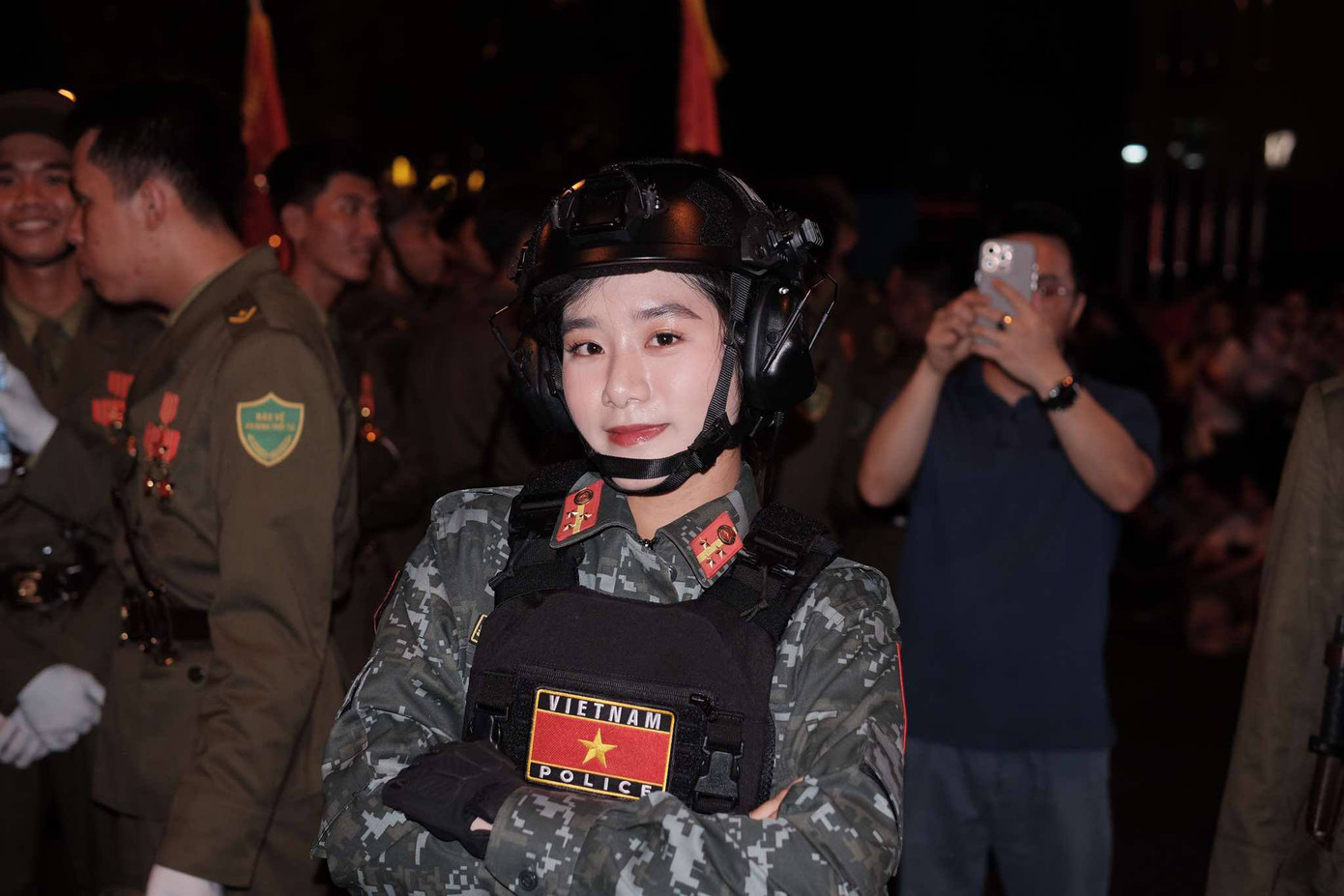 Giữa tiếng hò reo cổ vũ vang dội, từng bước chân của các chiến sĩ như Tuyên Tuyên đã được tiếp thêm sức mạnh, khiến 5 tháng rèn luyện trở nên thật đáng giá. Ảnh: NVCC. Giữa tiếng hò reo cổ vũ vang dội, từng bước chân của các chiến sĩ như Tuyên Tuyên đã được tiếp thêm sức mạnh, khiến 5 tháng rèn luyện trở nên thật đáng giá. Ảnh: NVCC.