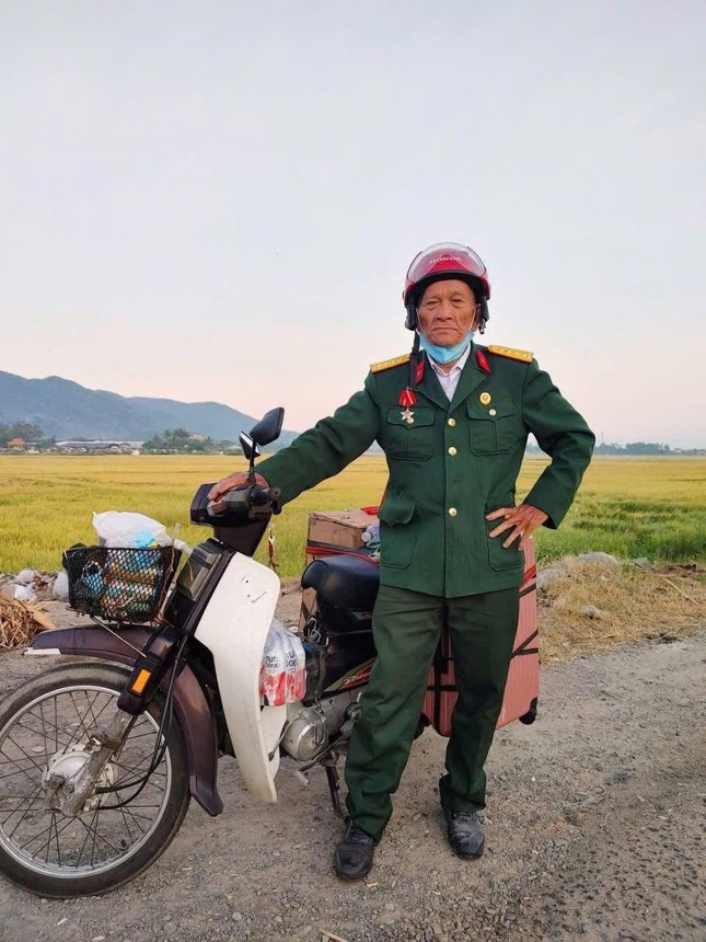 Cụ Thanh chia sẻ lý do khi chọn chạy xe máy 1.300km để tới TP.HCM chứ không phải đi tàu hay đi máy bay: "Tôi đi xe máy để trải nghiệm từng tấc đất của đất nước giải phóng, để thấy hòa bình thật hạnh phúc". Ảnh: Internet. Cụ Thanh chia sẻ lý do khi chọn chạy xe máy 1.300km để tới TP.HCM chứ không phải đi tàu hay đi máy bay: "Tôi đi xe máy để trải nghiệm từng tấc đất của đất nước giải phóng, để thấy hòa bình thật hạnh phúc". Ảnh: Internet.