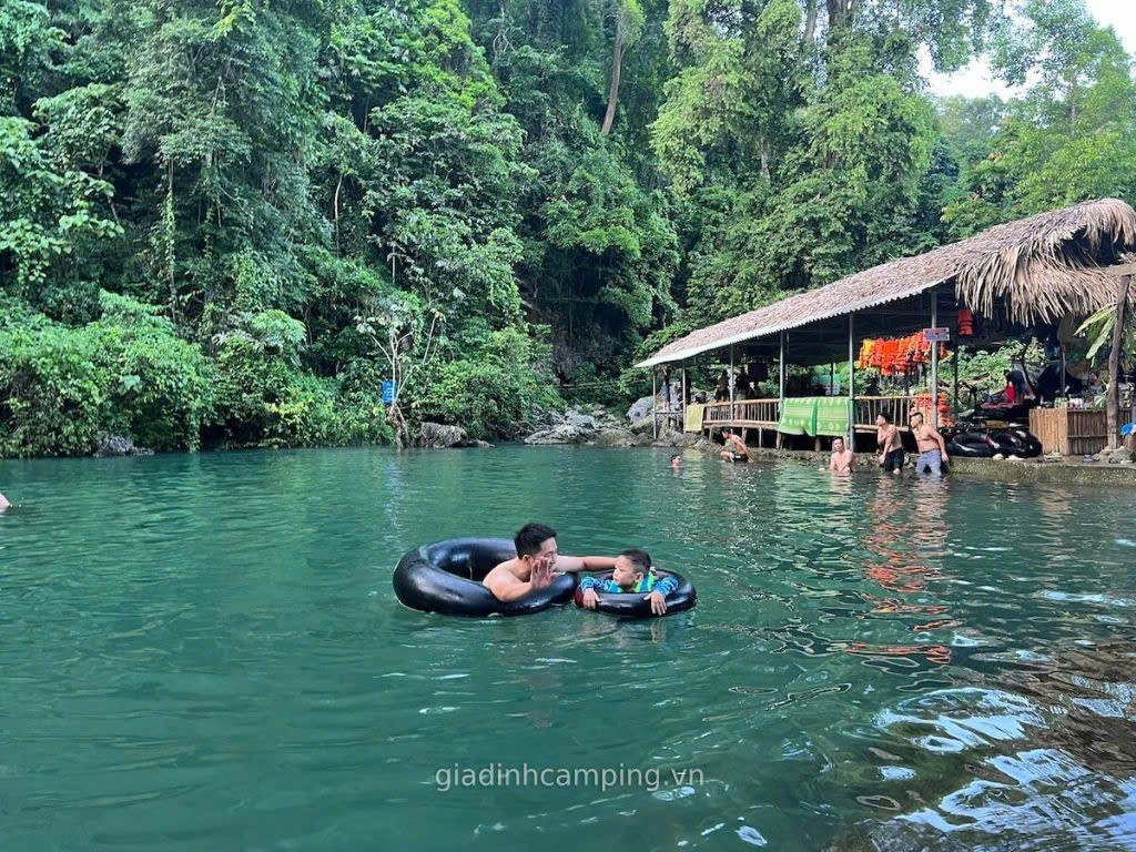 Nếu vừa muốn được tắm suối ban ngày, vừa được ngắm trời sao ban đêm, Gen Z và gia đình có thể cân nhắc đến vườn quốc gia Xuân Sơn.