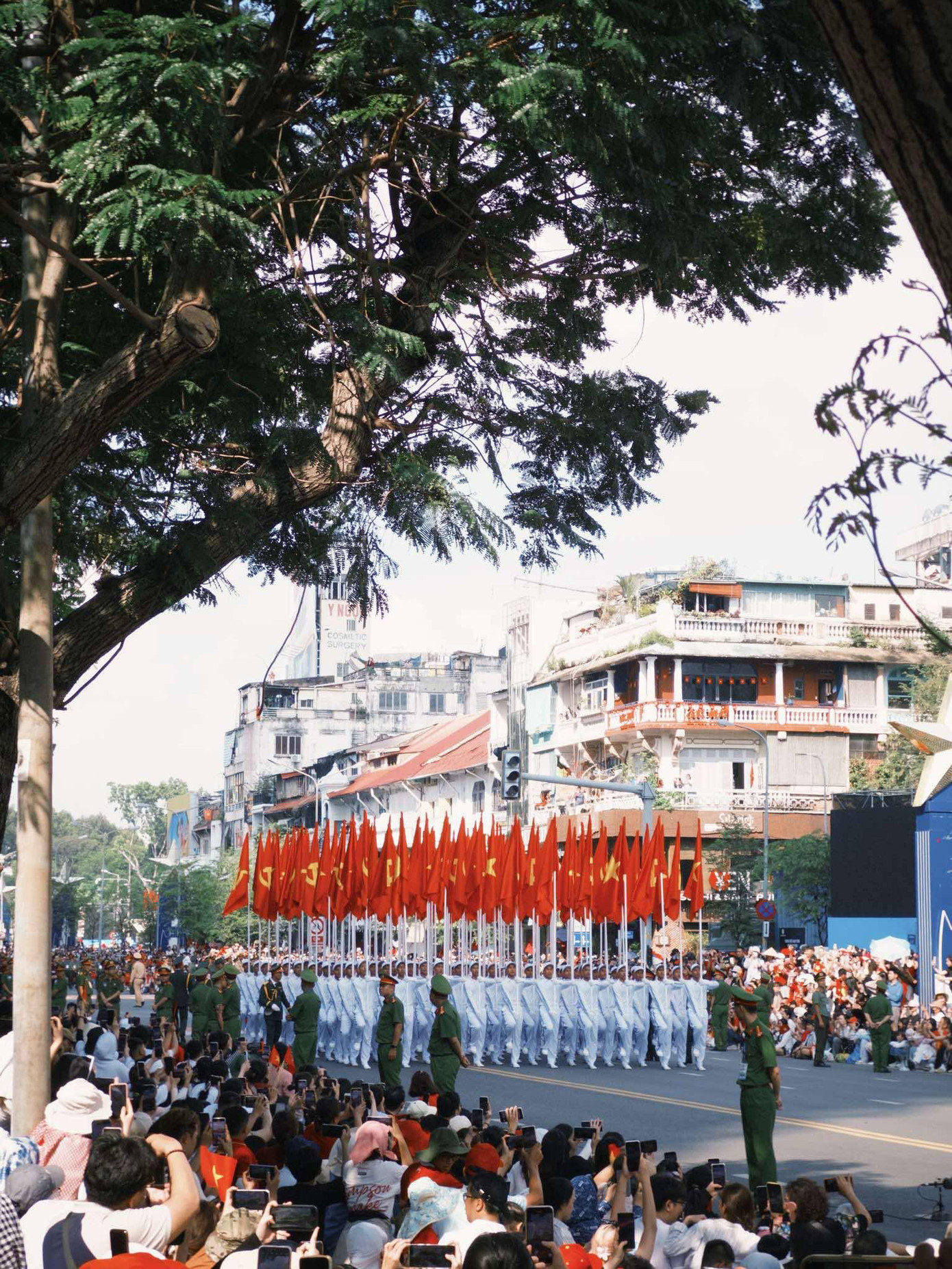 Sắc đỏ của người dân hòa với màu xanh của quân phục đã tao nên nhiều khoảnh khắc thật đẹp trong buổi lễ tổng duyệt. Ảnh: Hiep Le Duc.