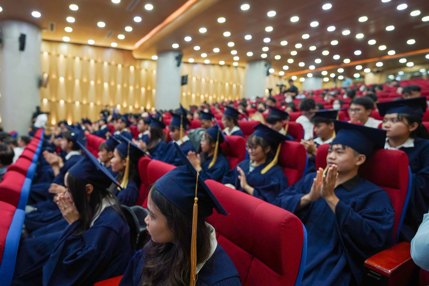 Sinh viên hào hứng tham dự lễ trao học bổng Nâng bước Thủ khoa 2024.