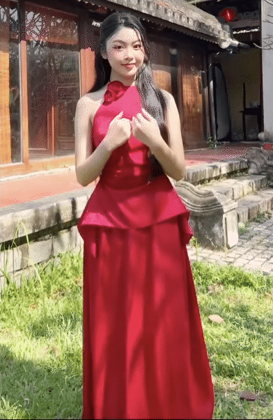 Lọ Lem - con gái nghệ sĩ Quyền Linh xinh quên lối về trong trang phục truyền thống.