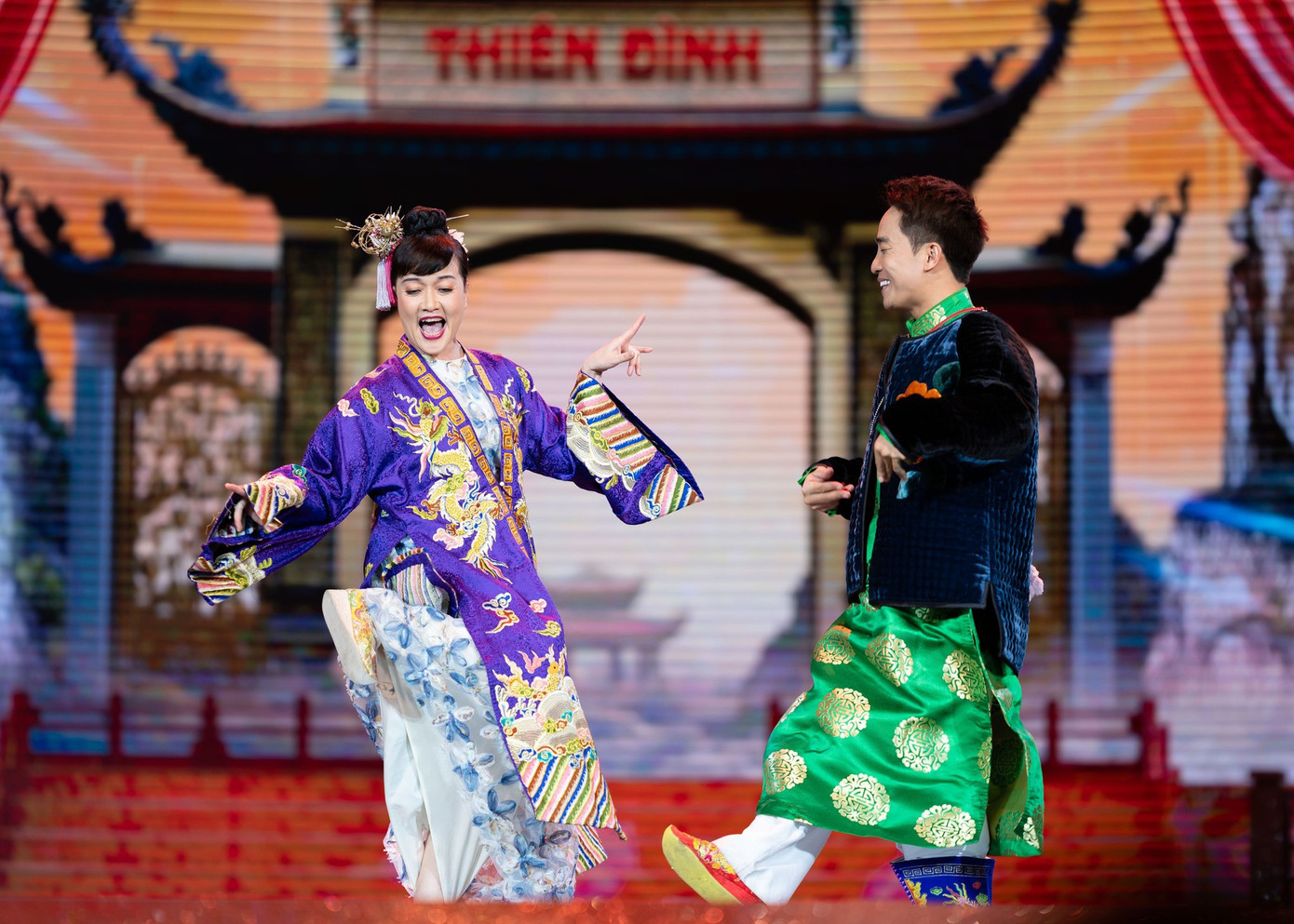 Táo Quân năm nay được cho là thú vị hơn năm ngoái. Táo Quân năm nay được cho là thú vị hơn năm ngoái.