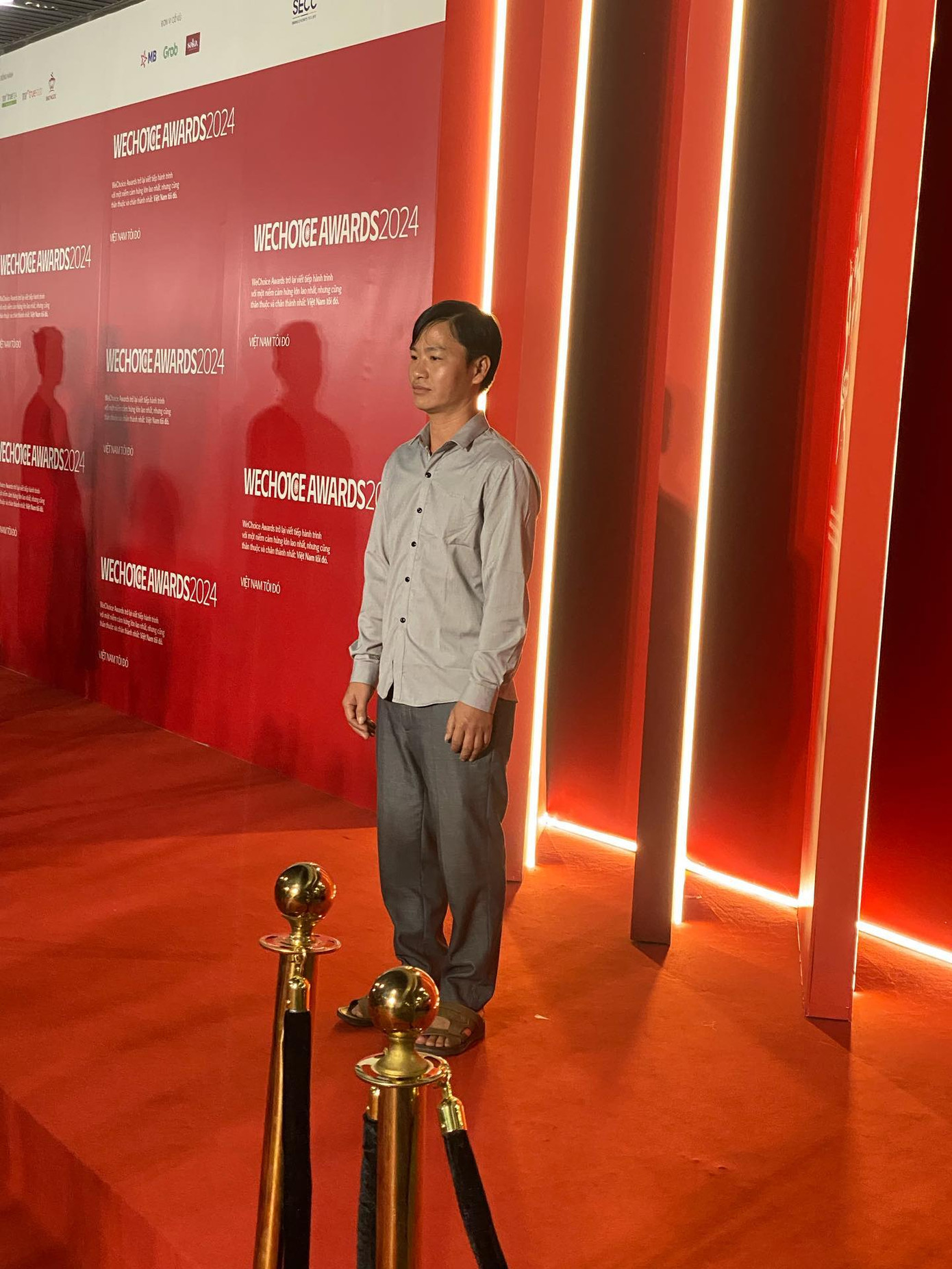 Trưởng thôn Ma Seo Chứ xuất hiện trong trang phục bình dị. Ảnh: @tram.cotdien. Trưởng thôn Ma Seo Chứ xuất hiện trong trang phục bình dị. Ảnh: @tram.cotdien.