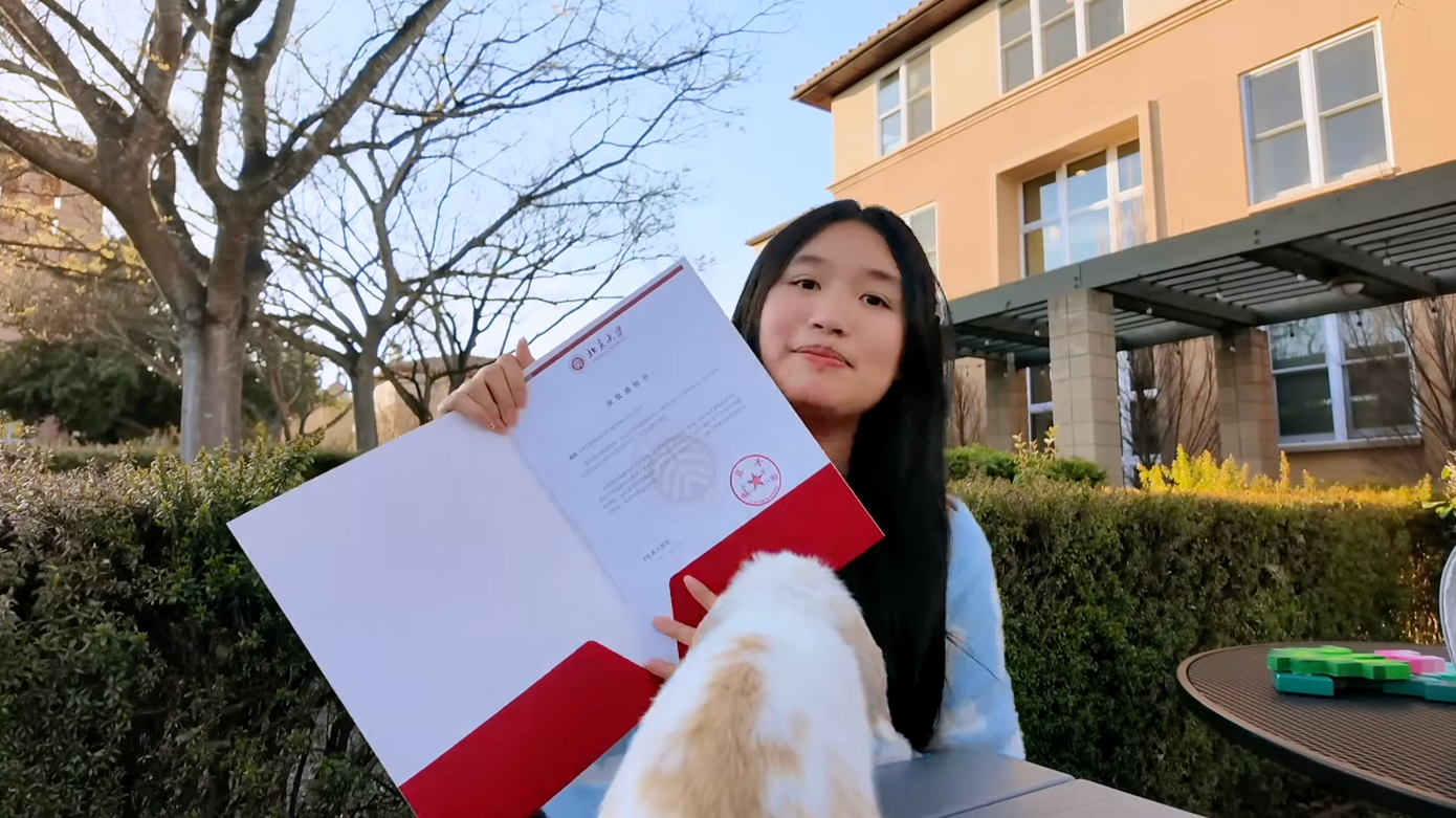 Sau hơn 1 năm học tập tại Stanford, Jenny Huỳnh tiếp tục được nhận vào chương trình trao đổi giữa ĐH Stanford với ĐH Bắc Kinh (Trung Quốc).