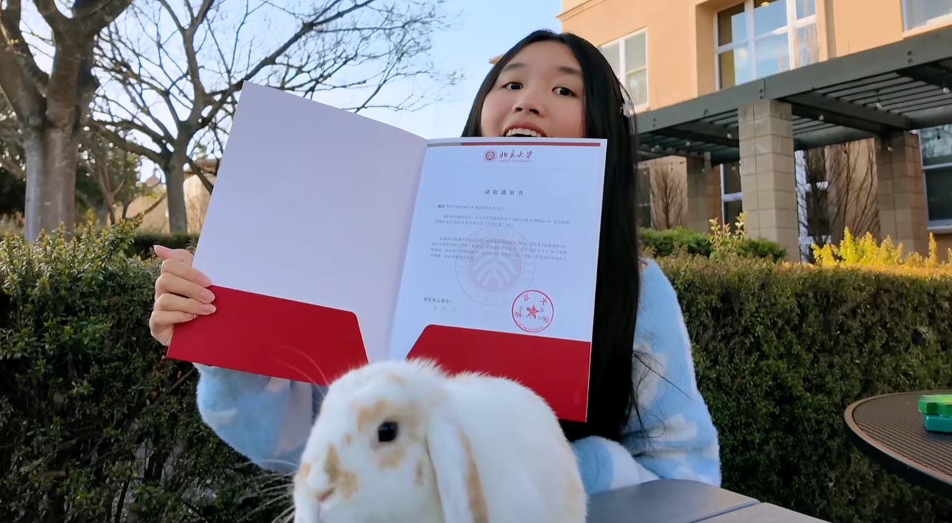 Sau hơn 1 năm học tập tại Stanford, Jenny Huỳnh tiếp tục được nhận vào chương trình trao đổi giữa ĐH Stanford với ĐH Bắc Kinh (Trung Quốc).