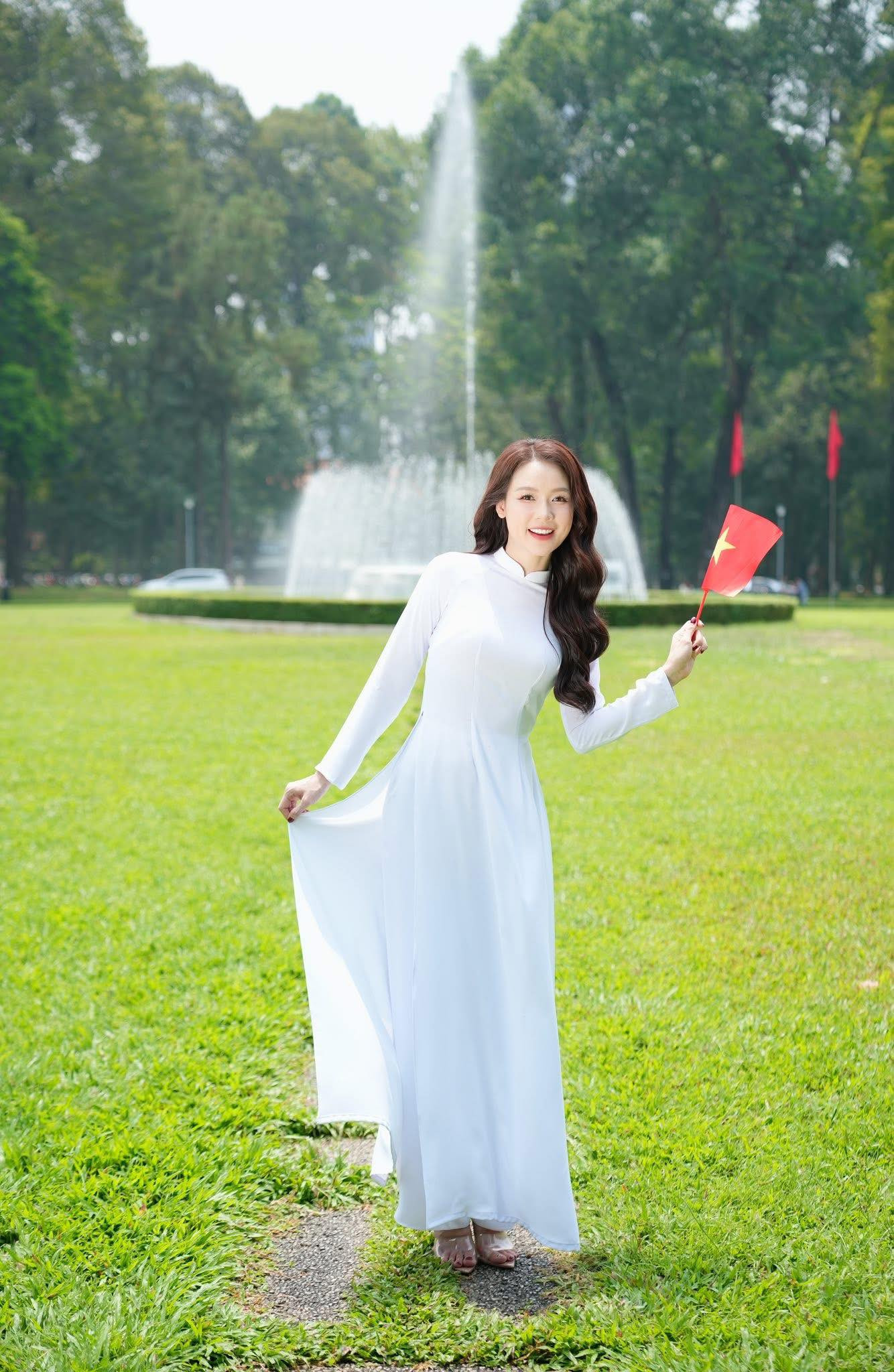 Từ Hà Nội đến Huế, TP.HCM, áo dài trắng đã xuất hiện tại các địa điểm mang tính biểu tượng: Lăng Bác, chùa Thiên Mụ, Dinh Độc Lập. Ảnh: Quang Tây.