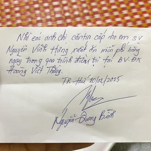 Sau cuộc chuyện trò tại sân thượng, Vĩnh Hưng nhanh chóng nhận được sự chăm sóc, quan tâm từ các cô chú tại bệnh viện. Ảnh: NVCC.