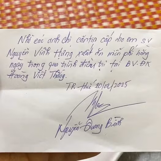 Sau cuộc chuyện trò tại sân thượng, Vĩnh Hưng nhanh chóng nhận được sự chăm sóc, quan tâm từ các cô chú tại bệnh viện. Ảnh: NVCC.