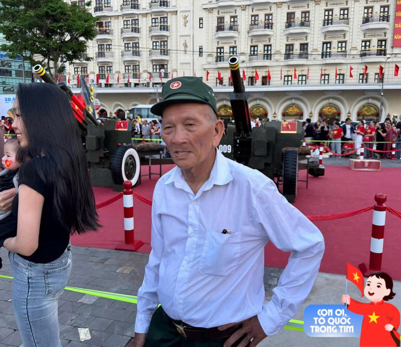 Cụ Thanh (cựu chiến binh từ Nghệ An) đã đến TP.HCM sau hành trình 10 ngày vượt qua hơn 1300 cây số bằng xe máy. Ảnh: Hà Nội 24h.