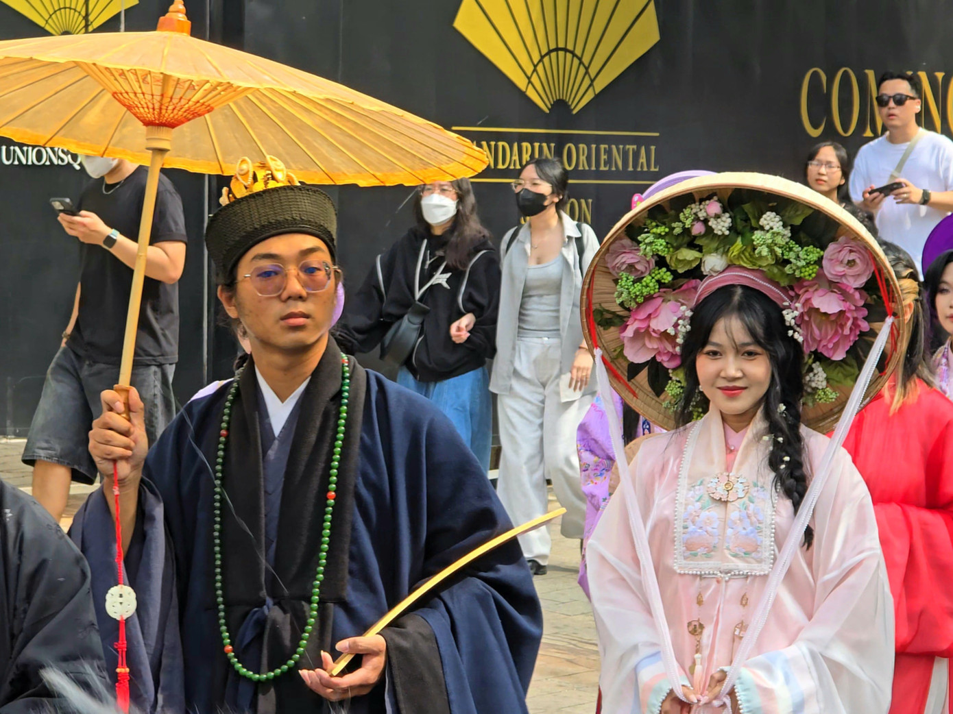 Nhiều bạn trẻ mạnh dạn đầu tư để trang phục có thêm các yếu tố cách điệu thú vị. Ảnh: Tôn Huy.