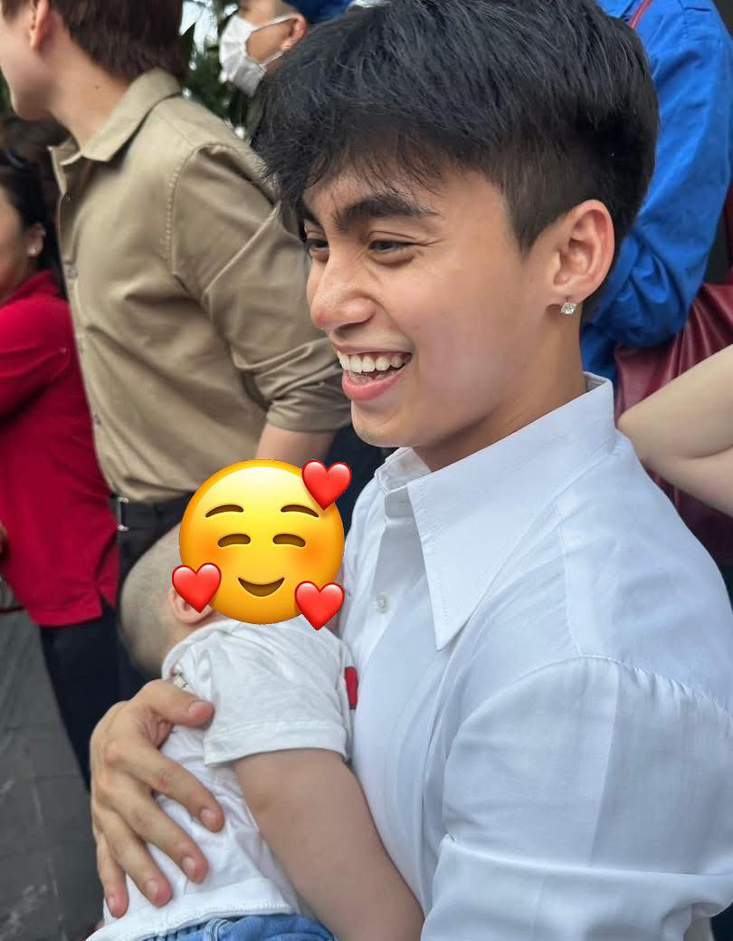 Hoà mình với người dân, MONO và Phát La đã có dịp gặp lại Đại Đội trưởng Sơn trong chương trình Sao Nhập Ngũ. Ảnh: FC MONO, MONO and Stories.