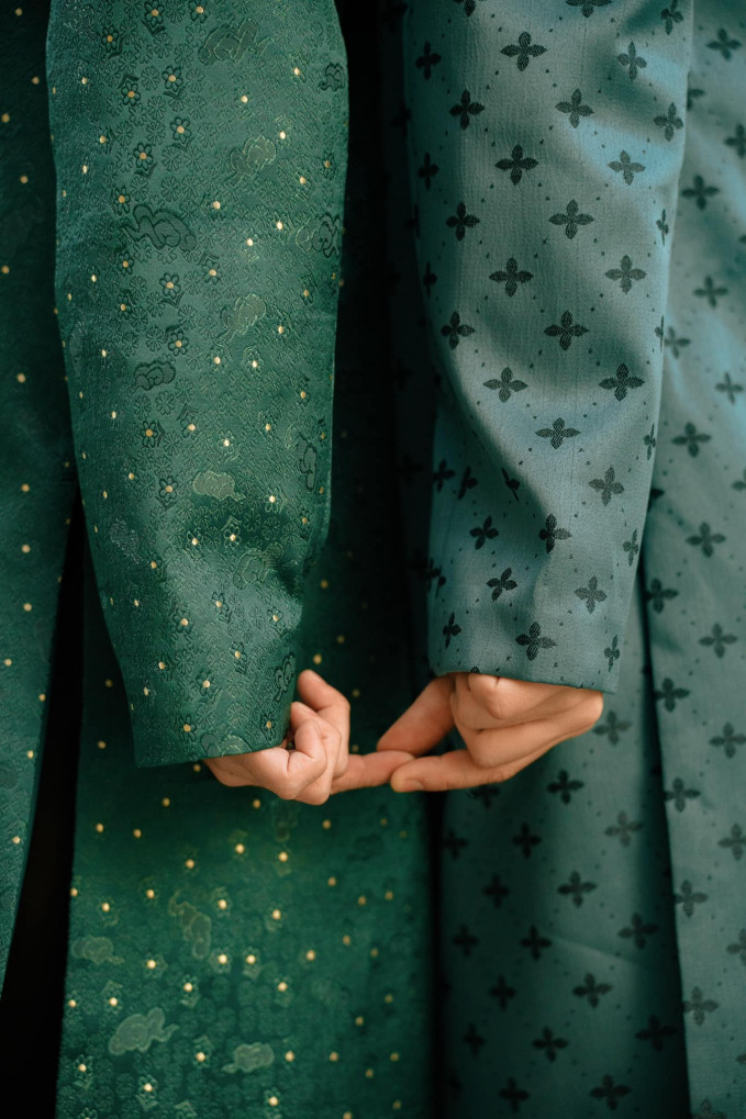 Cái nắm tay "tình trong như đã mặt ngoài còn e" vẫn chưa hết hot sau 1 năm. Ảnh: IGNV