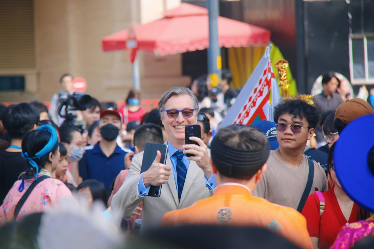 Chương trình cũng thu hút sự chú ý của khách quốc tế. Ảnh: Threads.