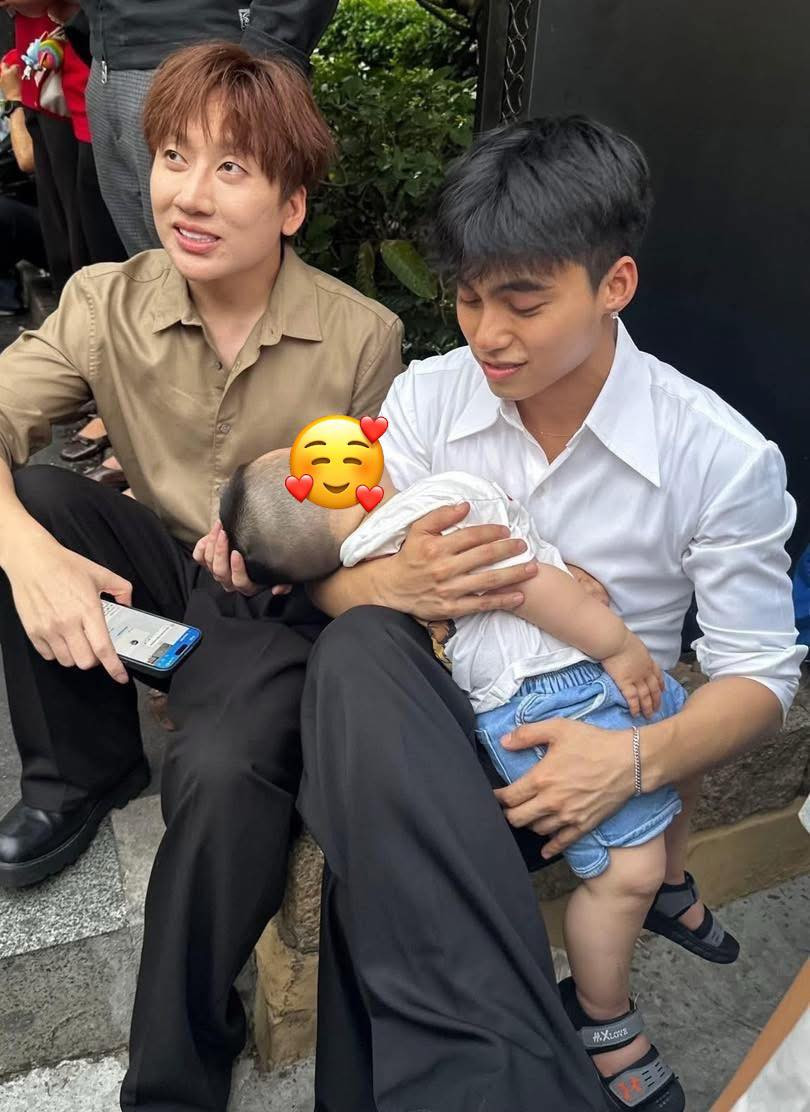 Hoà mình với người dân, MONO và Phát La đã có dịp gặp lại Đại Đội trưởng Sơn trong chương trình Sao Nhập Ngũ. Ảnh: FC MONO, MONO and Stories.