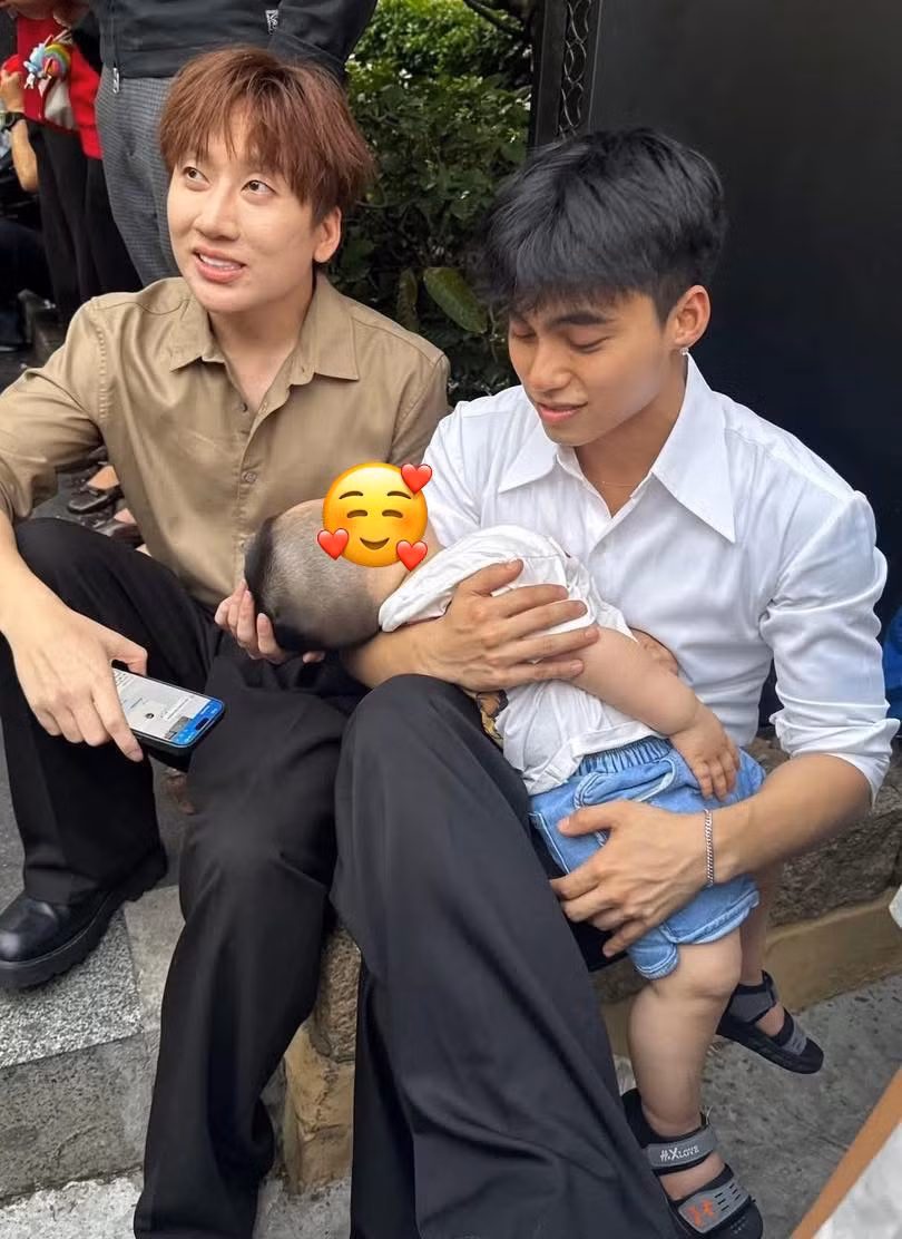Hoà mình với người dân, MONO và Phát La đã có dịp gặp lại Đại Đội trưởng Sơn trong chương trình Sao Nhập Ngũ. Ảnh: FC MONO, MONO and Stories.