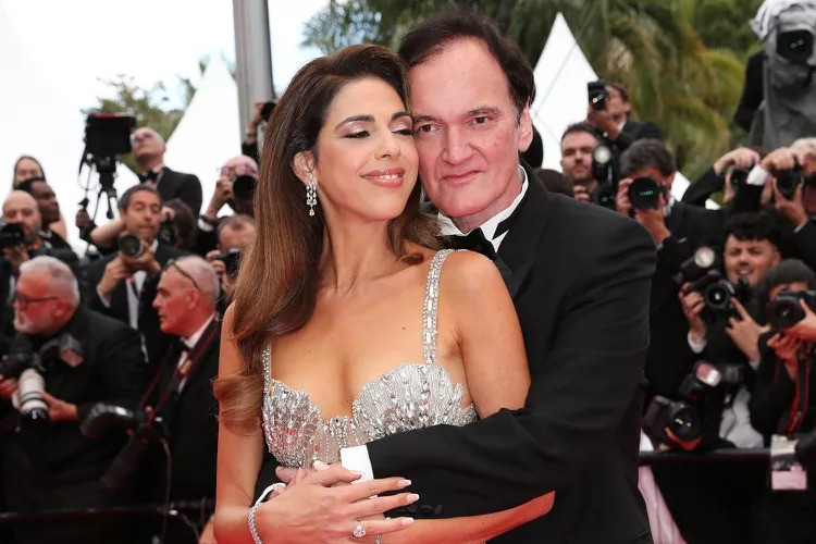 Đạo diễn Quentin Tarantino có khoảnh khắc thân mật với vợ, Daniella Tarantino, trước hàng trăm ống kính của giới truyền thông. Ảnh: Getty Images. Đạo diễn Quentin Tarantino có khoảnh khắc thân mật với vợ, Daniella Tarantino, trước hàng trăm ống kính của giới truyền thông. Ảnh: Getty Images.