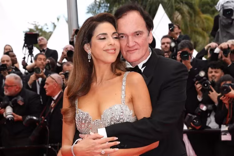 Đạo diễn Quentin Tarantino có khoảnh khắc thân mật với vợ, Daniella Tarantino, trước hàng trăm ống kính của giới truyền thông. Ảnh: Getty Images.