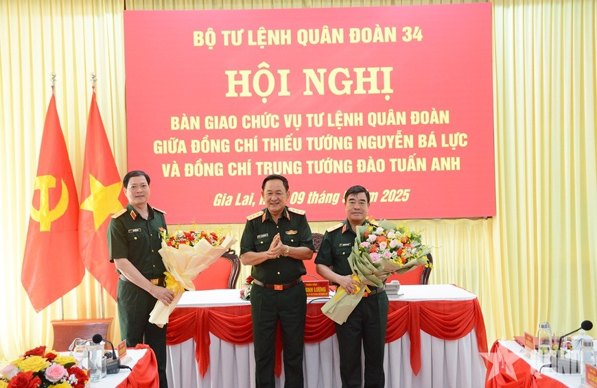 Thượng tướng Võ Minh Lương tặng hoa chúc mừng Thiếu tướng Nguyễn Bá Lực và Trung tướng Đào Tuấn Anh. Ảnh: QĐND. Thượng tướng Võ Minh Lương tặng hoa chúc mừng Thiếu tướng Nguyễn Bá Lực và Trung tướng Đào Tuấn Anh. Ảnh: QĐND.