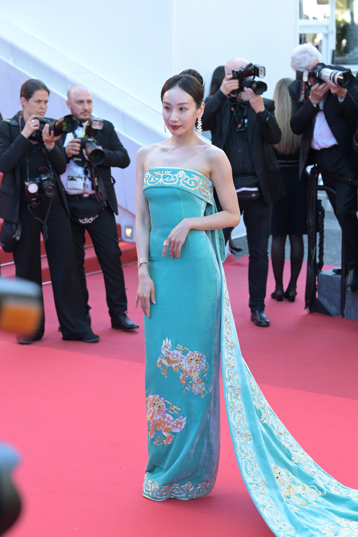 Diễn viên múa Mạnh Khánh Dương cũng ghi điểm nhờ trang phục thanh lịch và vóc dáng mảnh mai. Cô nổi tiếng sau màn biểu diễn Chích thử thanh lục trên đài CCTV vào Tết Nguyên đán 2022. Trong đó, Mạnh Khánh Dương biểu diễn động tác uốn cong lưng đến 90 độ, tạo nên trào lưu &quot;vòng eo xanh&quot; lan rộng trên các mạng xã hội Trung Quốc. Ảnh: Weibo.