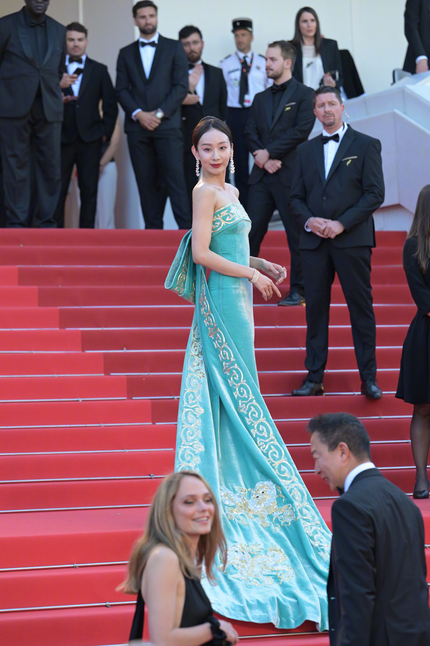 Diễn viên múa Mạnh Khánh Dương cũng ghi điểm nhờ trang phục thanh lịch và vóc dáng mảnh mai. Cô nổi tiếng sau màn biểu diễn Chích thử thanh lục trên đài CCTV vào Tết Nguyên đán 2022. Trong đó, Mạnh Khánh Dương biểu diễn động tác uốn cong lưng đến 90 độ, tạo nên trào lưu &quot;vòng eo xanh&quot; lan rộng trên các mạng xã hội Trung Quốc. Ảnh: Weibo.