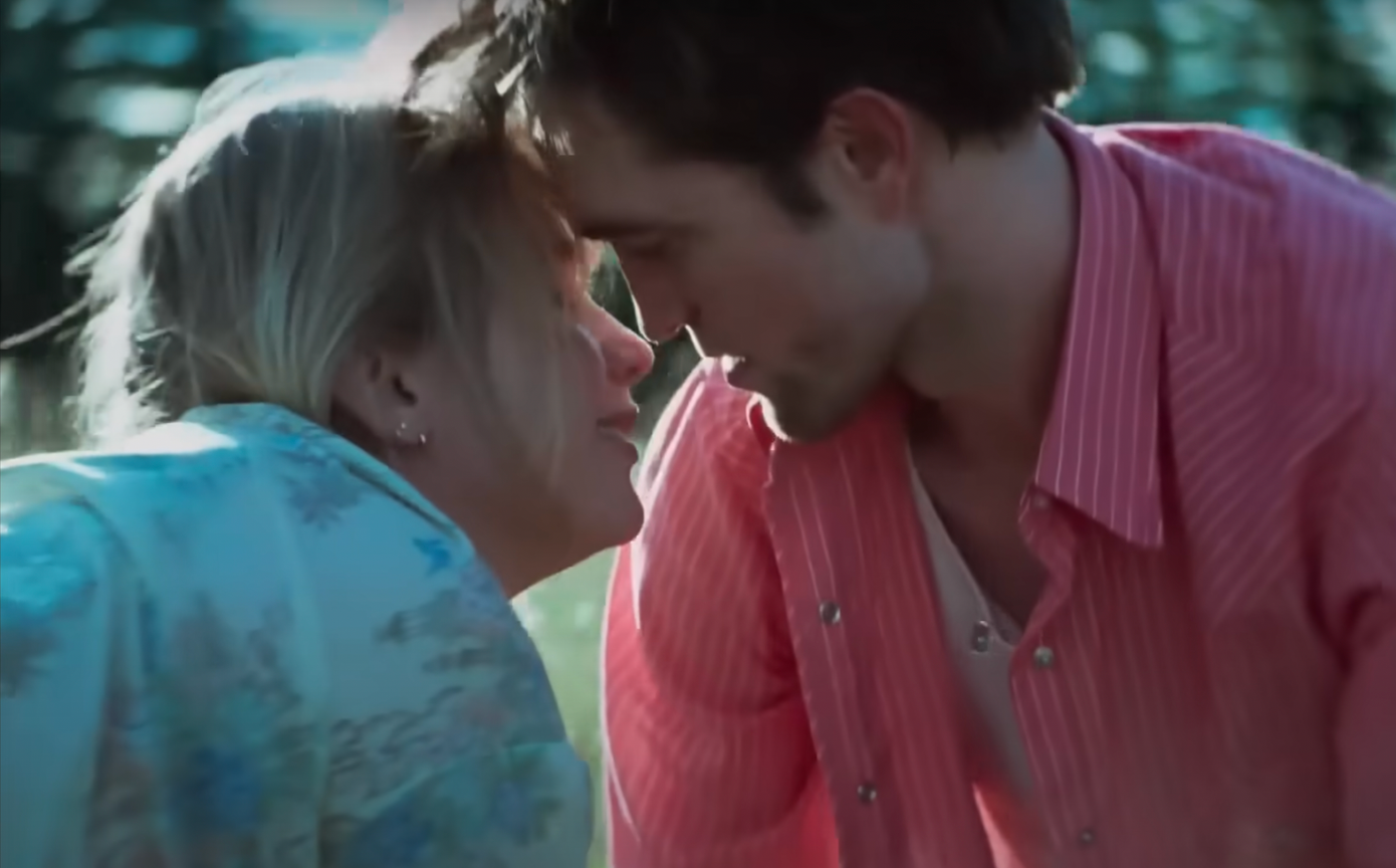 Die My Love chứa nhiều cảnh nóng và khỏa thân ở mức độ nặng đô.