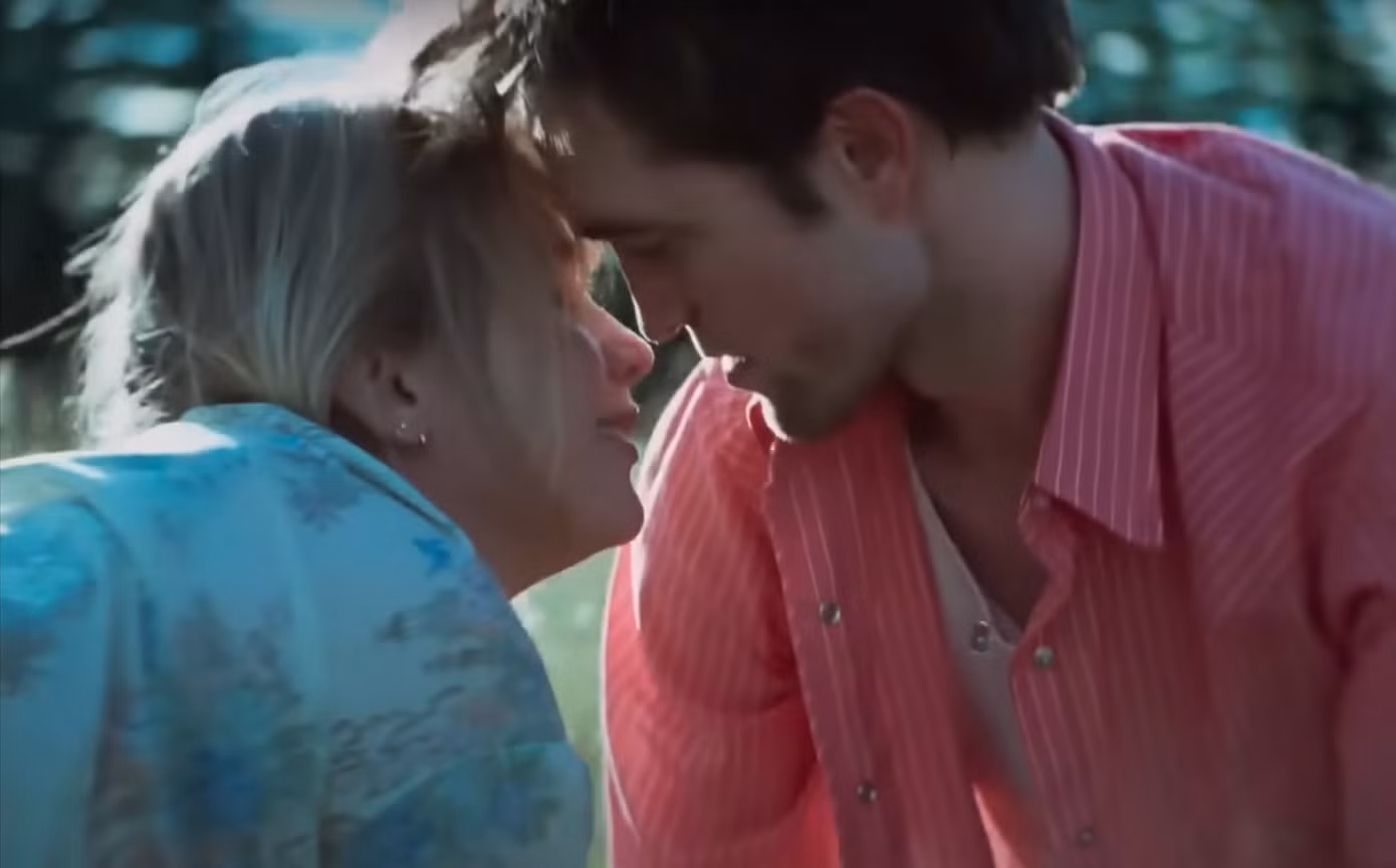 Die My Love chứa nhiều cảnh nóng và khỏa thân ở mức độ nặng đô.